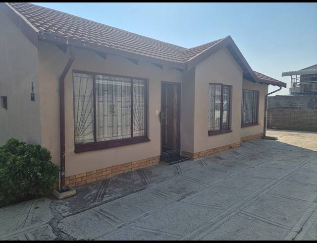 3 BEDROOM HOUSE FOR SALE IN TLHABANE WEST